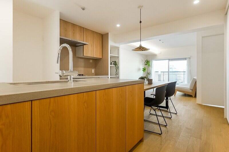 廊下を抜けるとII型の大きなキッチンが出迎えてくれます。LDKの広さは約18.6帖。