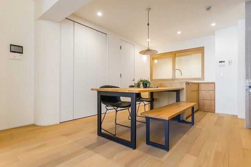 リビングの壁の一部もアールになっています♡ また、折れ戸2枚分の収納が設けられていて、書類や日用品の収納に便利！