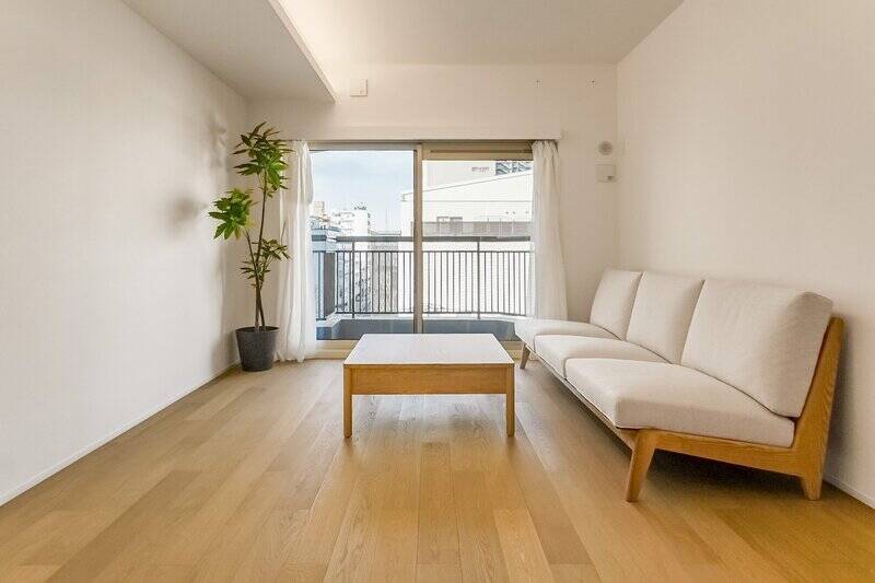 掃き出し窓は西向き。夕陽の時間には特に気持ちのいいLDKになりそうです。バルコニーは洋室Aまで続いています。