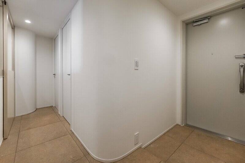 まずはアールの壁とピンクブラウンのタイルが印象的な玄関から。