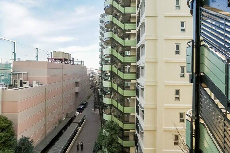 洋室B〜Cに面するふたつめのバルコニー。右手は、敷地内の別の棟が、左手お向かいには、立体式の駐車場が見えますが視線が気になることはなさそうです。