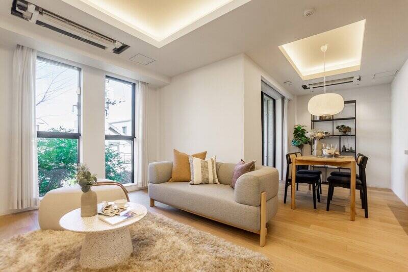 LDKの広さは約18.8帖。淡いホワイトを基調として、オークやグレーの色調で統一感を演出した空間です。折り上げ天井には間接照明を仕込み、品のある内装に仕上げます。