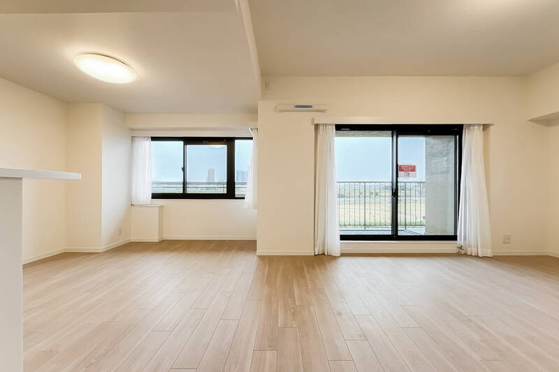 約22.6帖もの広さがあり、窓の外には多摩川と河川敷が広がっています。