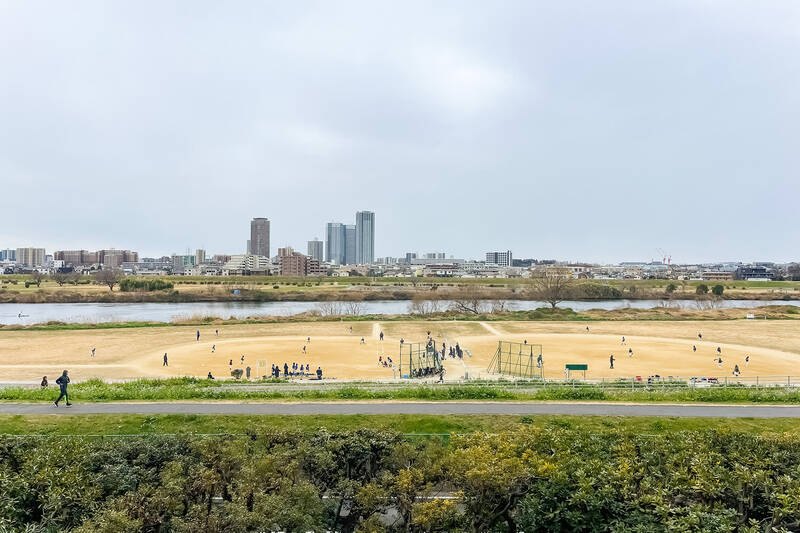 LDKやバルコニーから見える景色がこちら。目の前に「ガス橋緑地野球場・少年野球場」があるため、いつの間にやら応援するのが日課になりそうですね！