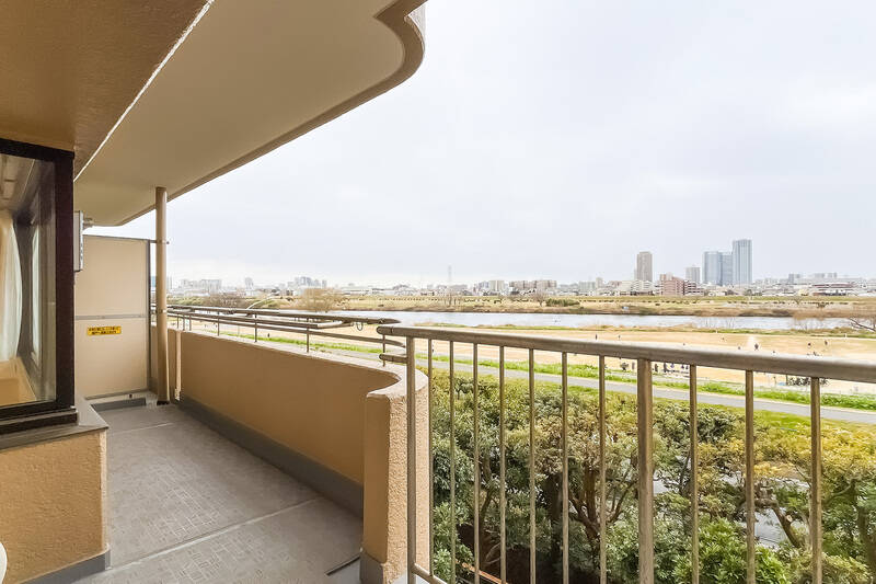 河川敷との距離感をお伝えしたくて、横長の写真をもう一枚！ 南西向きなので、晴れていれば沈みゆく太陽を眺められそうです。