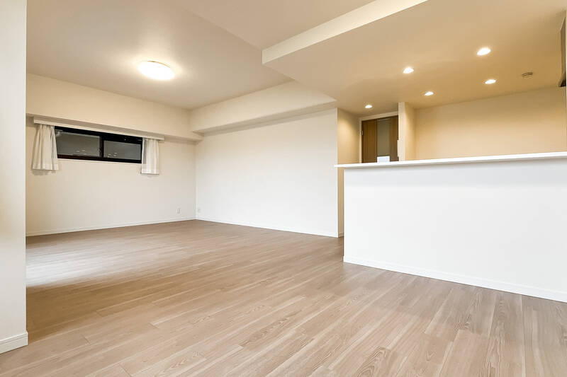 腰高窓の前をダイニング、掃き出し窓の前をリビングにすればすっきりとゾーニングできそうですね。北西側にも窓がありますが、同マンションの別棟が目の前に建っているため抜けはありません。風が通せるのはありがたい。