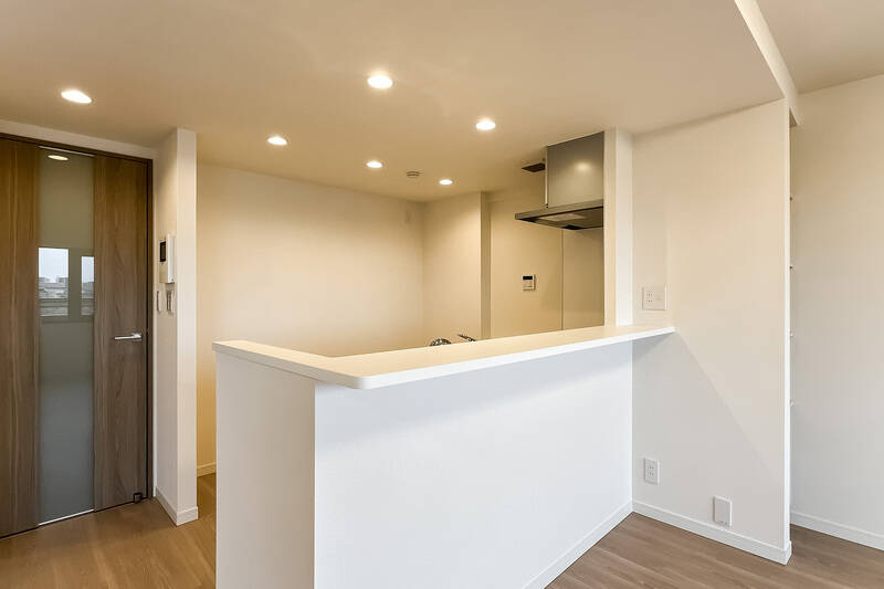 ハイスツールを置けばバーのようにも使えそう。カップボードは袖壁の奥行きに合わせて選ぶのがオススメです。