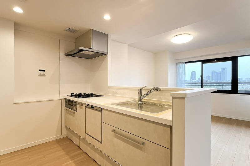 食洗機、3口ガスコンロ、グリル、浄水器一体型水栓付き。お料理しながらでもリバービューを楽しめるのはうれしいですね。