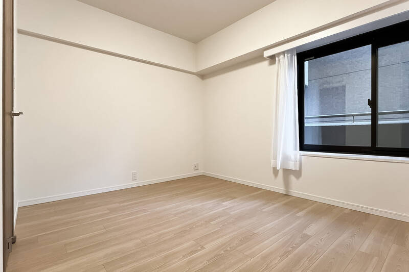 柱の出っ張りがなくスッキリとした居室。眺望はお隣の棟でふさがれていますが、視線を感じることはなさそうです。