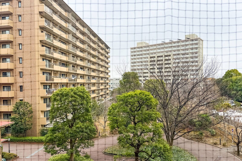 こちらにもまたバルコニーが。敷地内の豊かな緑を望みます。