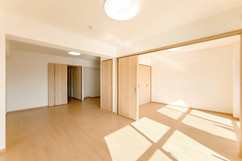 日当たりのよさが伝わる1枚。南東向きで遮るものがないので、これだけ日差しが奥まで届くんですね◎