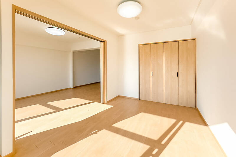 3枚の引き戸で仕切れる洋室A。折れ戸2枚分のクローゼットを備えています。