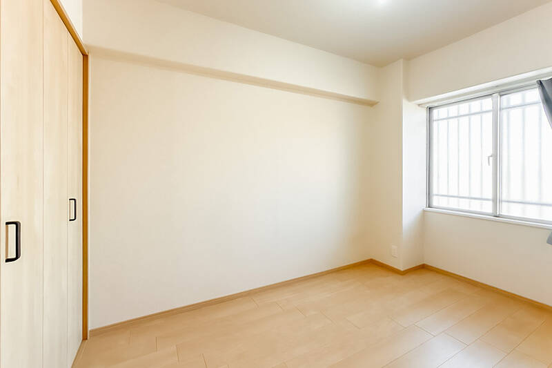 玄関横にある洋室B。共用廊下に面した窓が付いています。