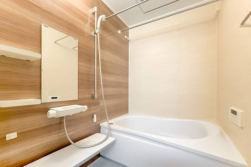 木目調でリラックスできそうなユニットバス。写真はありませんが、もちろん洗面、トイレもありますよ。