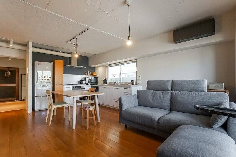 躯体現し天井と壁は塗装仕上げ。長時間LDKで過ごしていても疲れにくいようにするため、白色よりも緊張感が和らぐグレーで塗装したのだとか。さらにリビングとダイニングには床暖房が備わっているので、冬場は足元ぽかぽか。