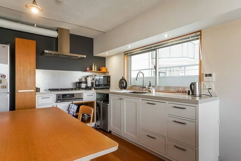 キッチンは壁付けのL字型。空間が広く見えるように、壁付けにしたとのこと。さらに窓がそばにあることで、料理中すぐに換気ができて、匂いがこもりにくいところもうれしいポイントですね。