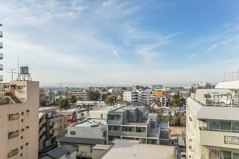 バルコニーからの眺望。周辺は低層住宅が多いので、晴れた日は外に青空が広がります。撮影時には遠くにうっすらと富士山が見えましたよ！
