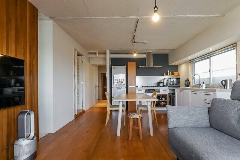 ダイニングの奥の廊下の先はラウンジスペース。ダイニング横の扉からはサニタリールームへアクセスできます。