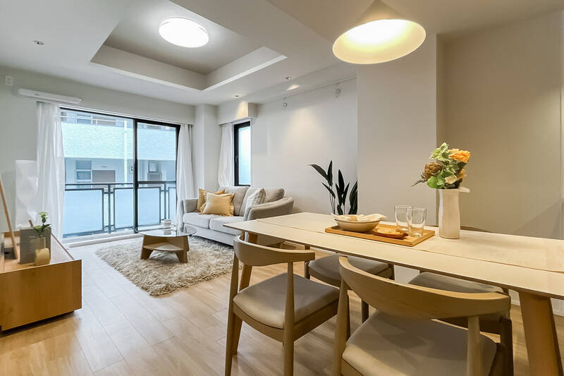 LDKの広さは約14.9帖。南東向きのバルコニーと南西向きの窓に面した、二面採光の空間です。