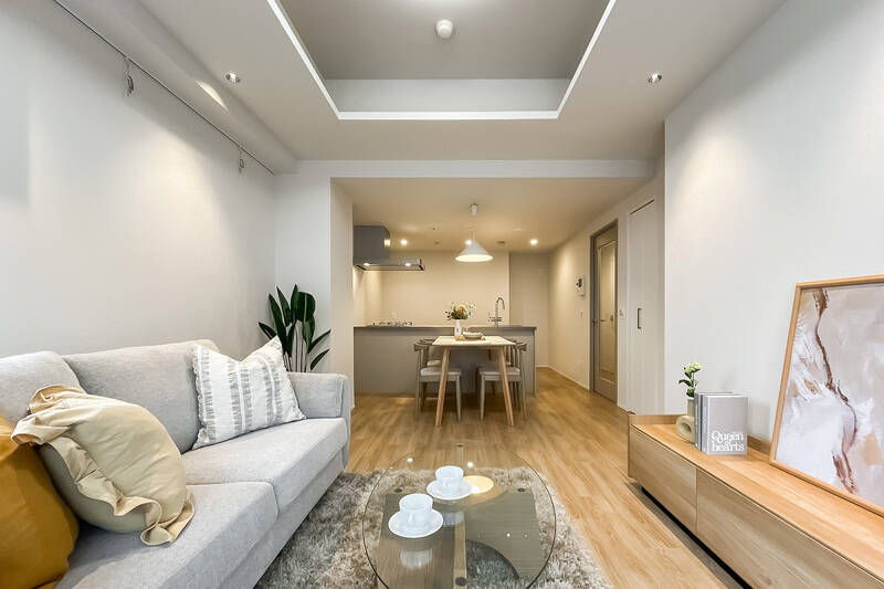 窓を背にしたカット。リビングダイニング中央にはスリムな収納があり、こまごまとしたアイテムを整理整頓しやすい設計です。