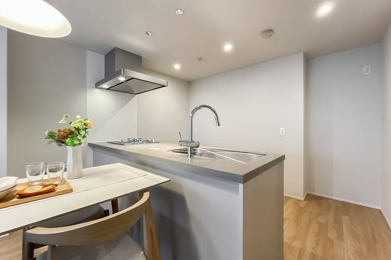 天板は調理や配膳のしやすさに配慮したフラットタイプを採用。背面には、冷蔵庫と並べて棚を配置できる余白があります。