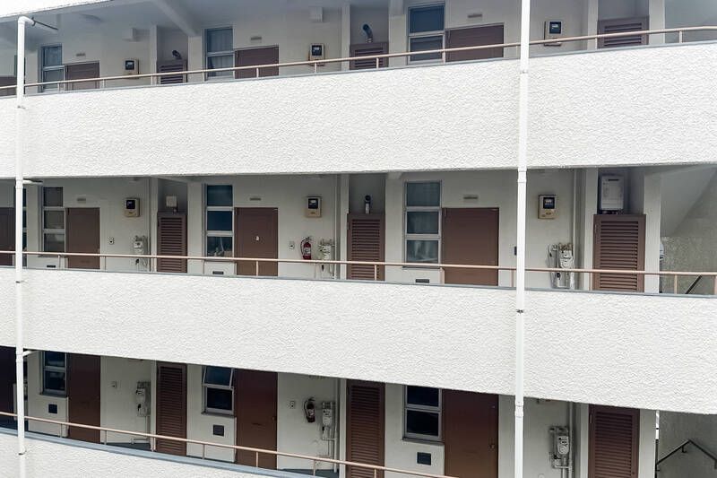 正面には、隣接するマンションの共用廊下が見えます。