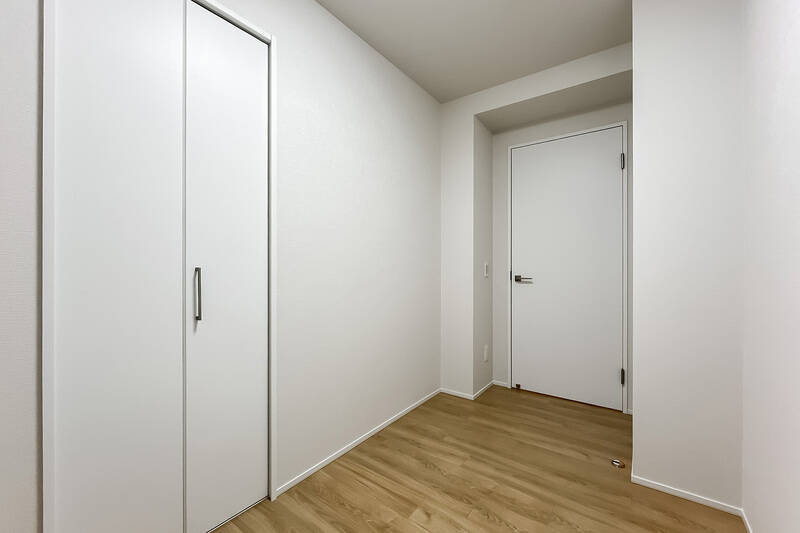 玄関そばのサービスルームは収納付き。こぢんまりとした広さですが、ワークスペースや書斎にちょうどよさそう。