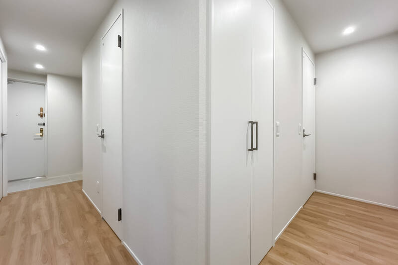 各個室・洗面室・トイレは廊下からアクセス。廊下にも収納が設けられています。