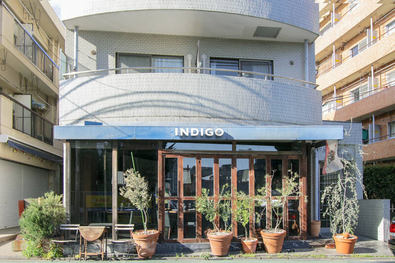 レストラン「INDIGO（インディゴ）」は、自家菜園や日本各地の生産者から届く旬なお料理をいただけるお店。こだわりのカリフォルニアワインが揃っていますよ。日曜はお子さま連れもOKです！（徒歩4分）