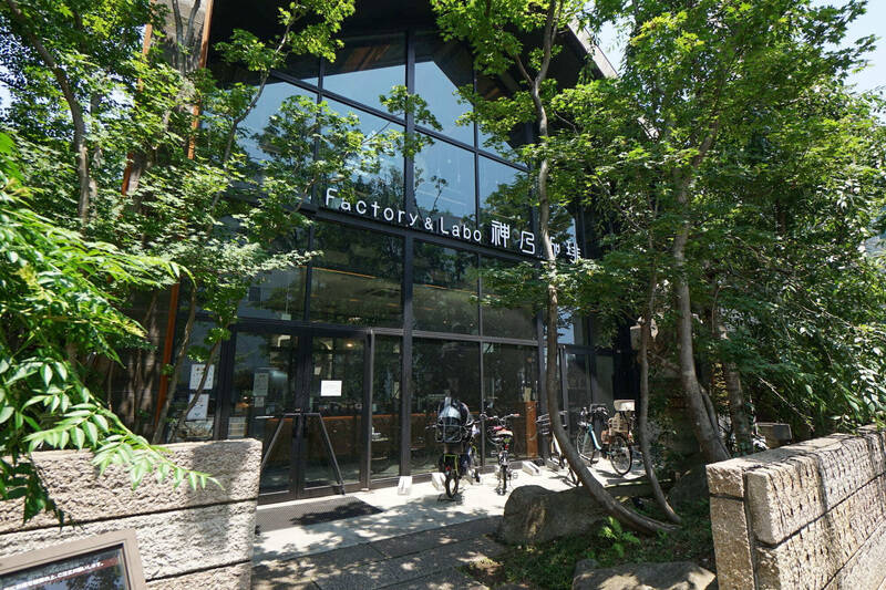 「Factory＆Labo（ファクトリーアンドラボ）神乃珈琲」は、“日本人のためのコーヒー” を追求するカフェ。開放感と陽の光が溢れる店内で、忙しさから離れてサードプレイスとして通いたいお店です。（徒歩5分）
