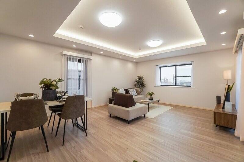 家族が集まるLDKは、ゆとりある約22.1帖の広さ。ディスプレイの家具一式を置いても、まだスペースに余裕があります。これはうれしい！