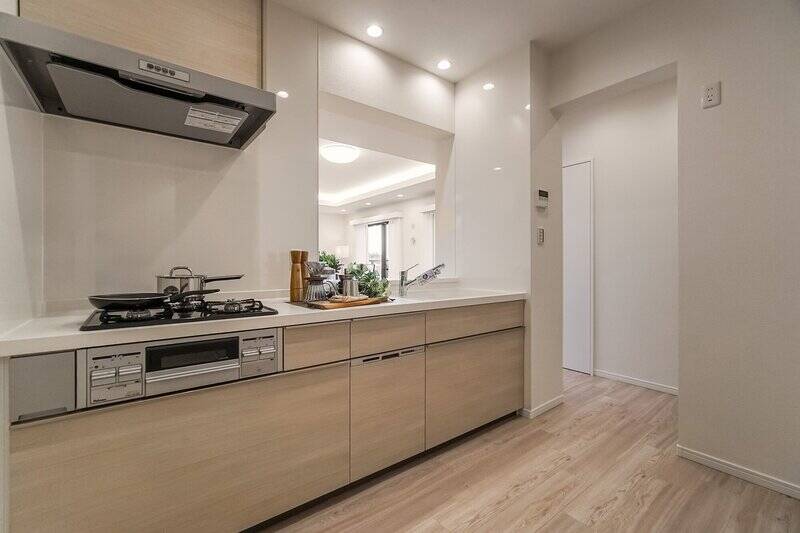 キッチンは食洗機を完備。ゆるく袖壁で囲まれたセミオープンな空間なので、リビングにいる家族とコミュニケーションを取りつつも、程よい “お籠もり感” で集中できそう。生活感がリビングに出づらいのもポイントです。