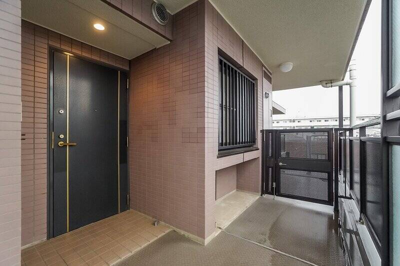 ジャジャン。住戸の玄関扉の前には、こんなにゆったりとした専用ポーチがあるんです。共用廊下からだいぶ奥へ引き込んだ先に扉があるのでプライベート感が高いですよ。