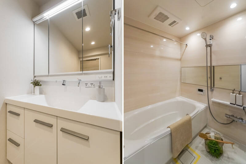 <b>左・</b>シンプルで収納力の高い洗面化粧台。写真では分かりづらいですが、バスルーム前の脱衣スペースも余裕のある造りです。／<b>右・</b>バスルームは1418サイズで、浴室乾燥機を完備しています。