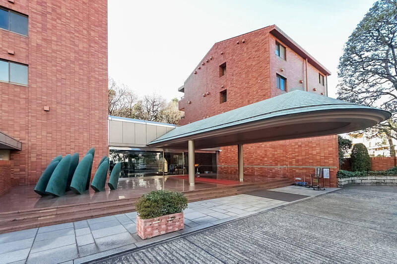 エントランスアプローチの緩やかな坂道を上がると、広々とした車寄せが。