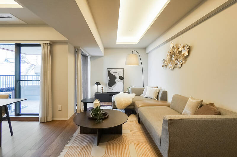 LDKの広さは約21.6帖。南東向きのバルコニーに寄り添うように、リビングとダイニングのスペースが広がります。