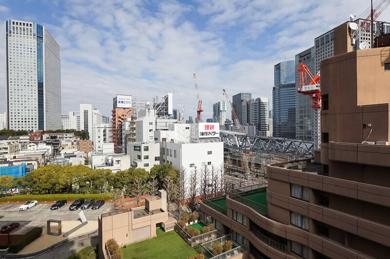 ビル群を望む “品川エリア” らしい眺望の中にも、敷地内の緑を近くに感じます。