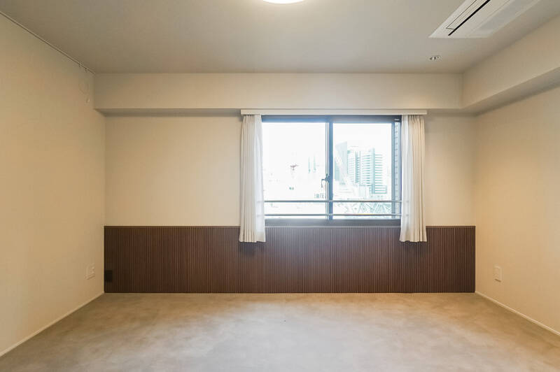 北東向きに窓が配置された居室。こちらにもカセットタイプのエアコンが設置されています。