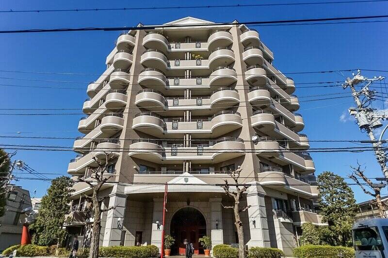 1997年竣工・総戸数162戸の4つの棟からなるビッグコミュニティのマンション。今回ご紹介する住戸があるのは、こちらのメインエントランスがあるA棟に位置しています。