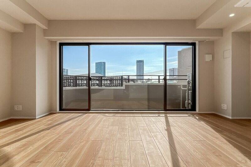 <p>広さは、約17.7帖。中央に大きく取られたFIX窓が、空間に開放感をもたらします。ワイドスパンの横長リビングで、日中はやわらかな光が室内いっぱいに広がります。</p>