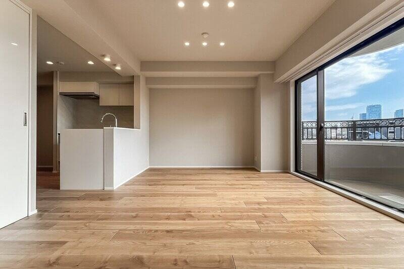 <p>幅広タイプのフローリング仕上げ。目地が少なく落ち着いた雰囲気に。</p>