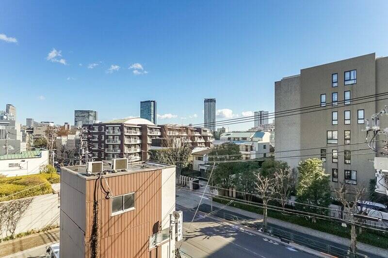 物件に隣接する建物は低層で、圧迫感は感じられません。