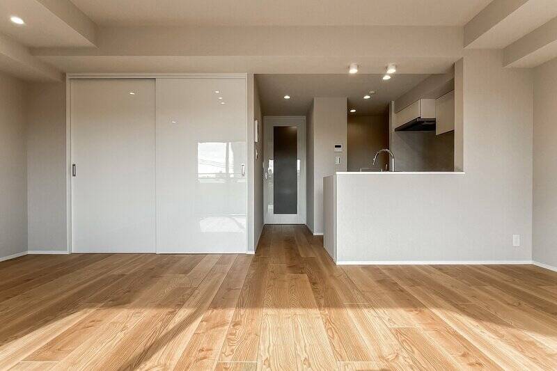 キッチンはリビングダイニング(LD)とゆるやかにつながる配置。キッチンカウンターが目隠しとなり、LD側からは生活感が見えにくい造りです。