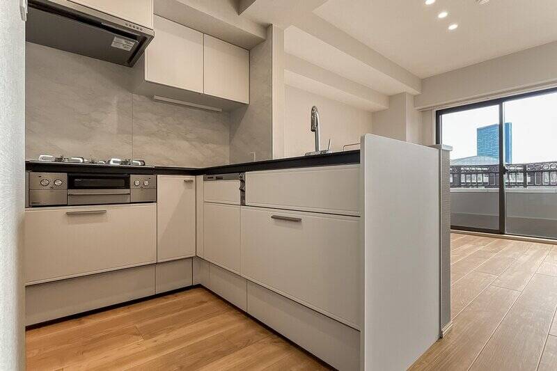 <p>L型キッチンは、振り向くだけでシンクとコンロを行き来でき、調理中の移動が少なくて済むのが魅力です。食洗機を完備し、水栓にはうつくしい曲線が印象的なグローエ製のグースネックを採用しています。</p>