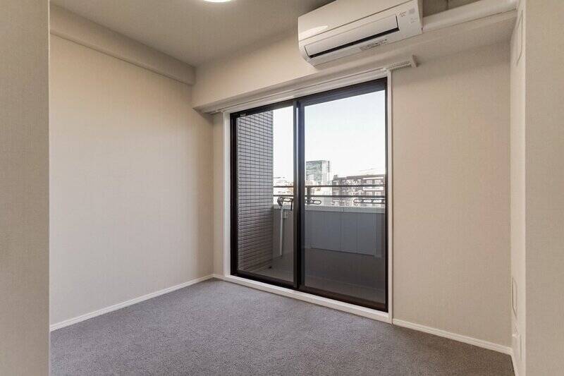 <p>洋室Bは南東向きのバルコニー付き。こちらのバルコニーには物干し金具が備わっています。</p>