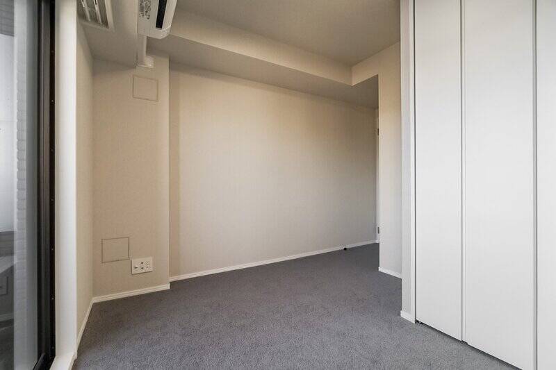 床はカーペット仕上げなので、裸足でもひんやりしにくく、一歩目からやわらかい踏み心地。ホテルライクな雰囲気がいいですね。