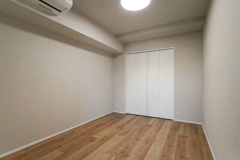 広さは、約5.7帖。折れ戸2枚分のクローゼットを備えています。