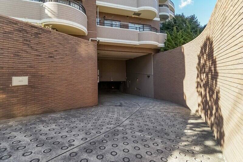 メインエントランスの横から地下へと続くアプローチが設けられ、そこから駐車場へ。