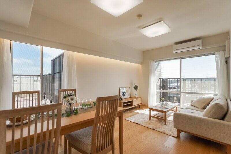 ま、眩しい! まずは約12.9帖のLDKにお邪魔しています。南東(写真右手)と北東(左手)の二面に大きな窓があるおかげで、開放感たっぷりです。