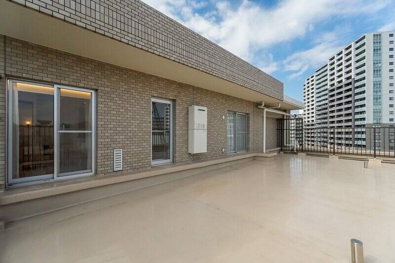 反対側からのカット。手前から順に、リビングダイニング、キッチン、洋室Bの窓です。家族のいろんな居場所がルーバルでつながっているのって素敵ですね。